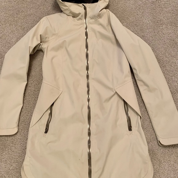 lululemon athletica Jackets & Blazers - Lululemon Definitely Raining Jacket - Size 6